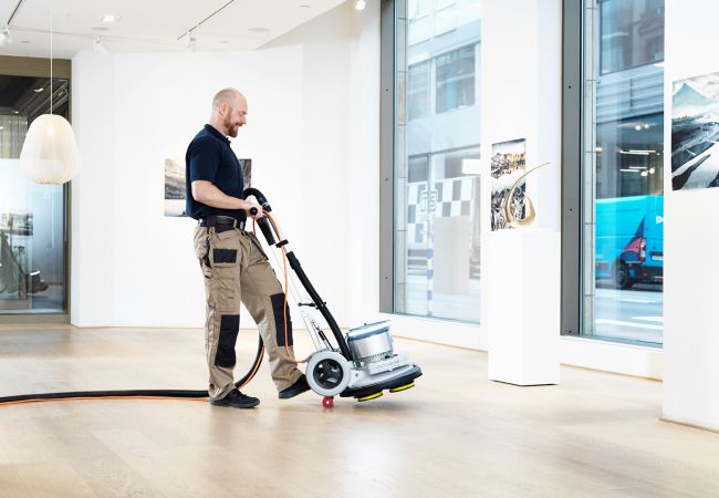 Bona contractor using bona sanding machine